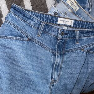 ABERCROMBIE CURVE LOVE HIGH RISE LOOSE JEAN - medium wash with fun detail